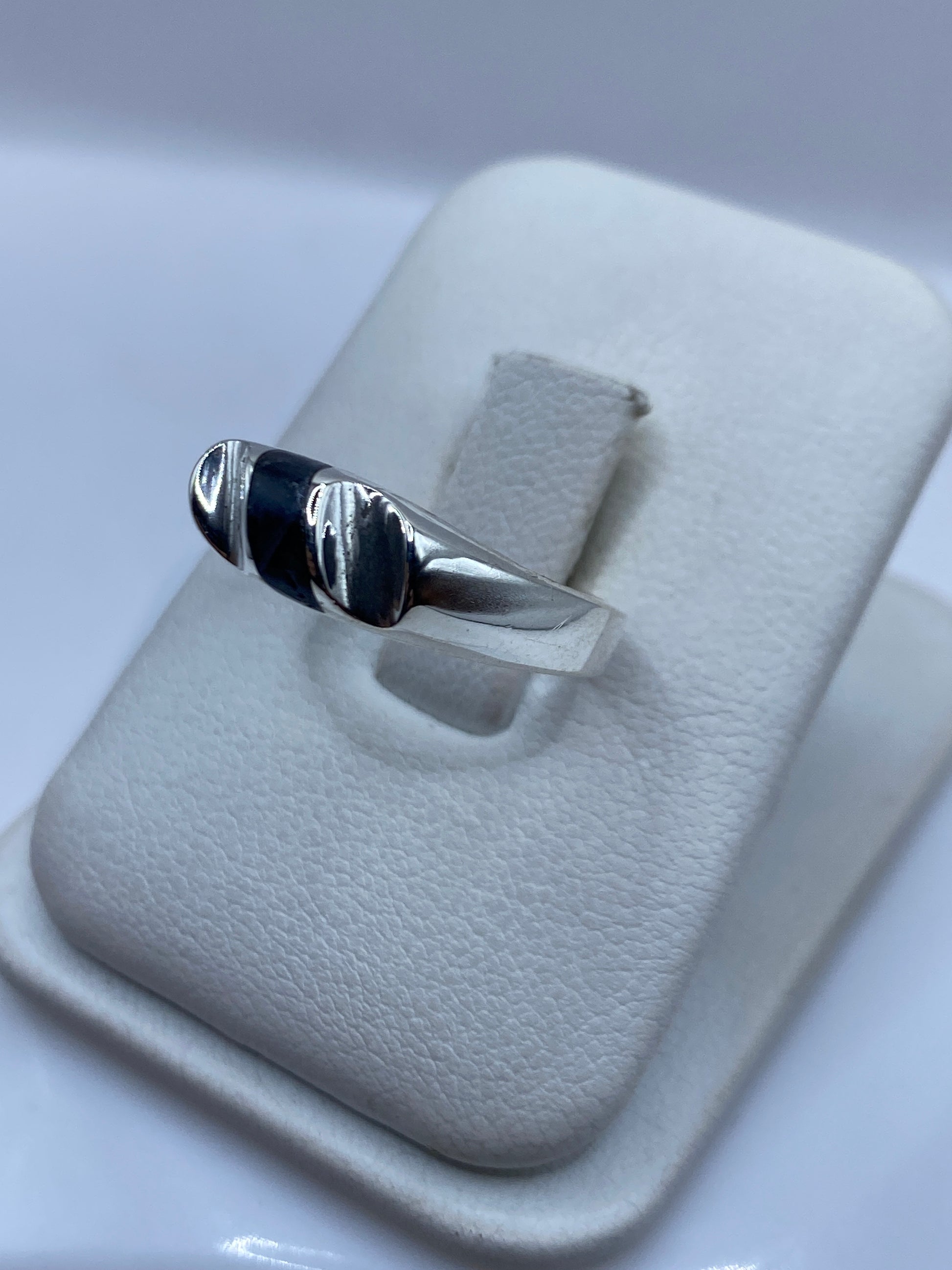 Detalle lateral del anillo mostrando la banda de 8 mm de ancho en plata pulida