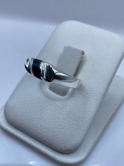 Detalle lateral del anillo mostrando la banda de 8 mm de ancho en plata pulida