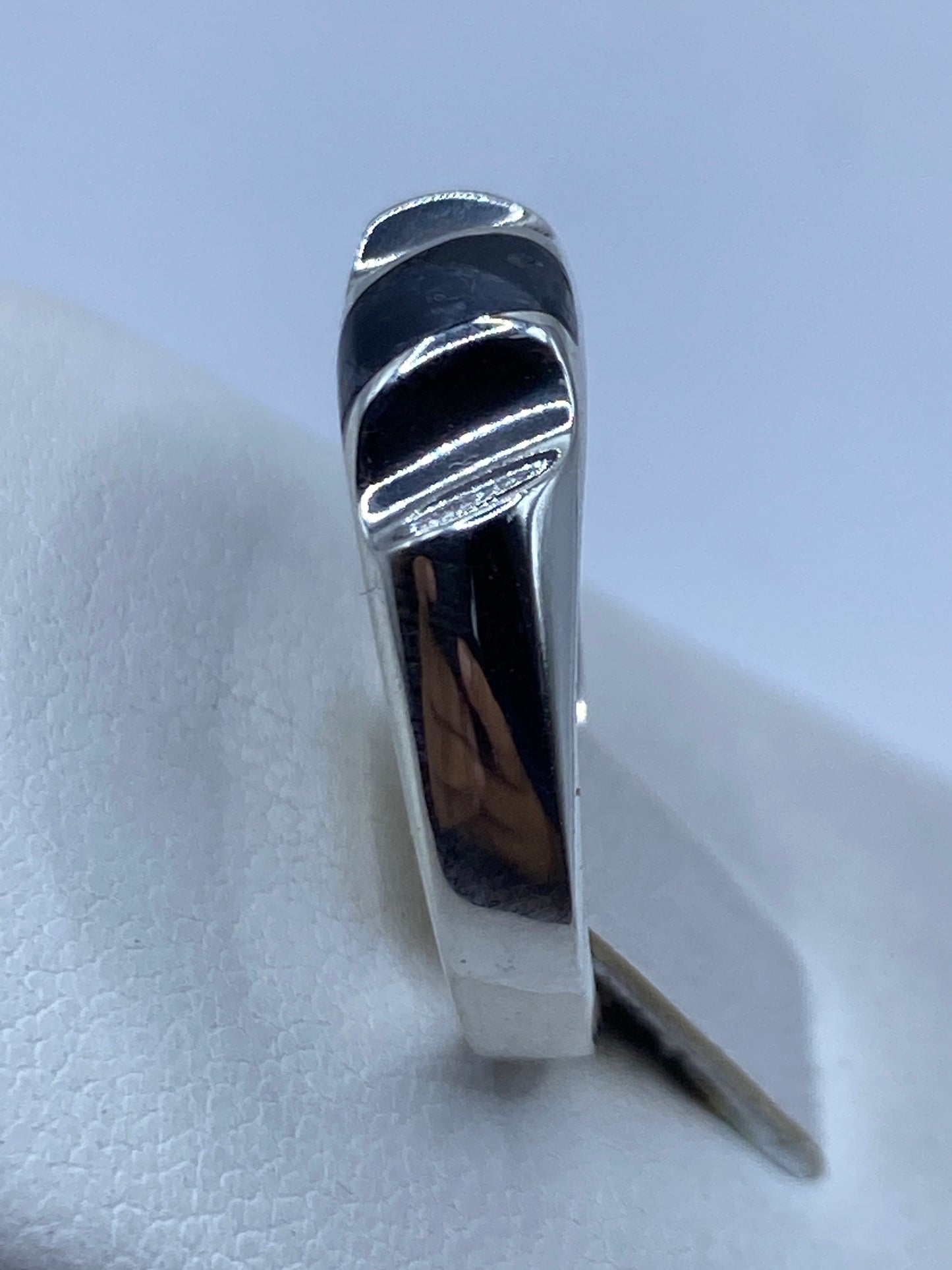 Anillo de onix en dedo masculino mostrando proporciones y presencia