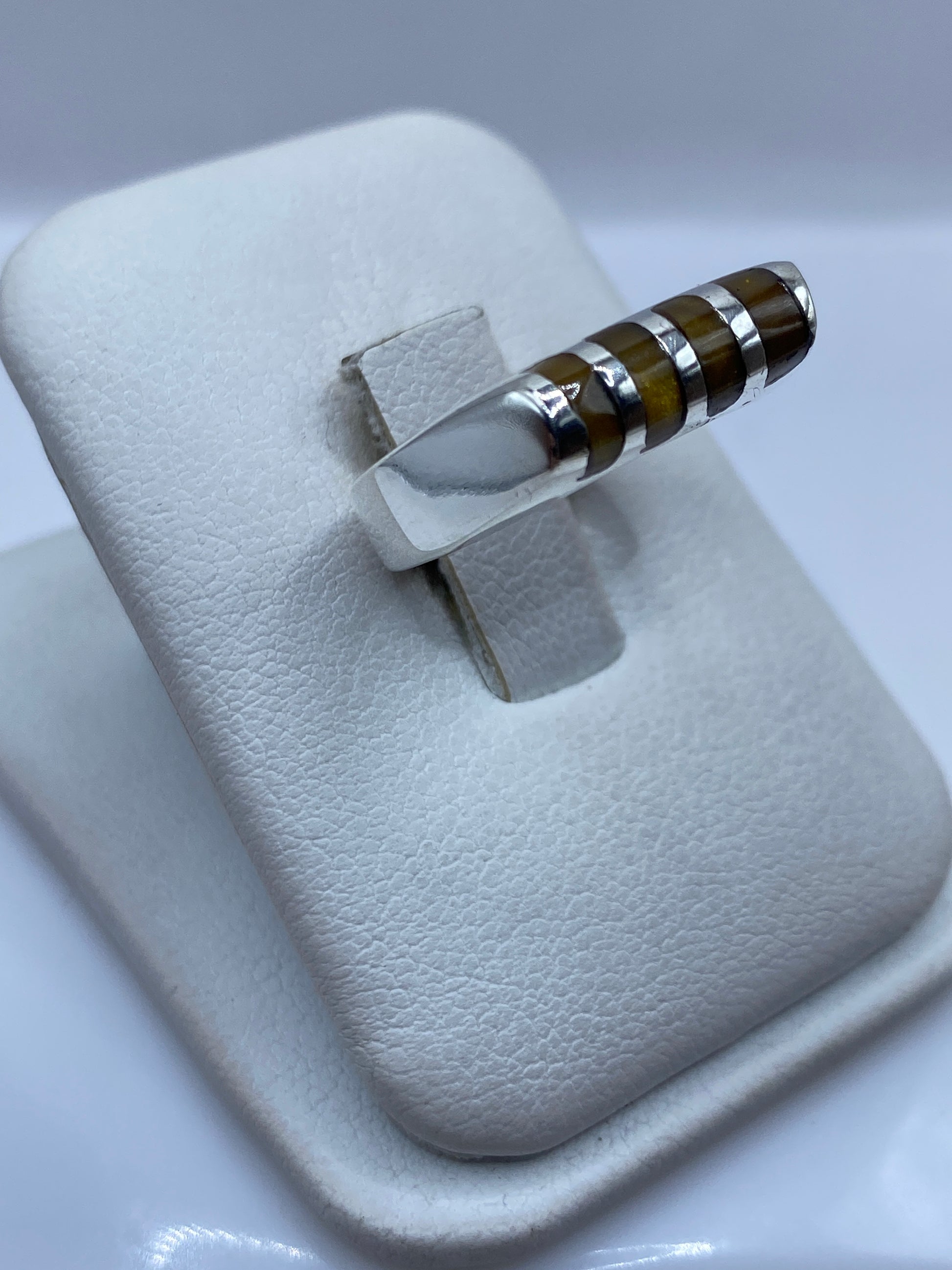 Detalle lateral del anillo minimalista en plata .925 de Taxco