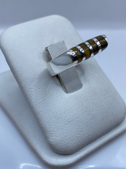 Detalle lateral del anillo minimalista en plata .925 de Taxco