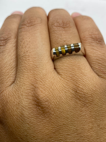 Anillo de plata sobre fondo plateado mostrando grosor de la banda