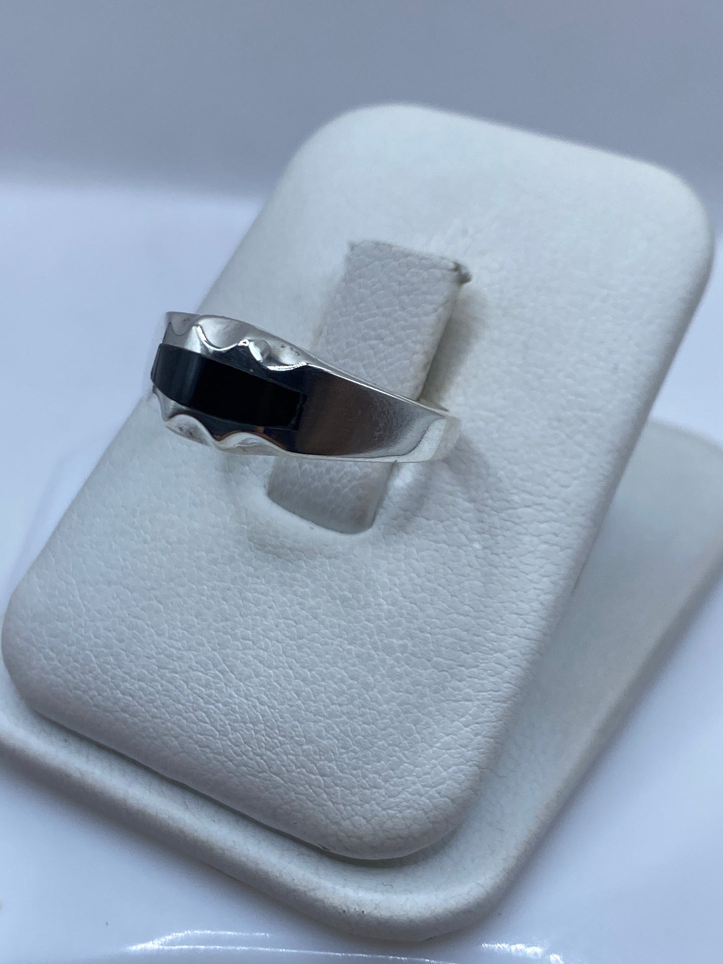 Detalle de la piedra de ónix negro con brillo profundo engastada en plata .925