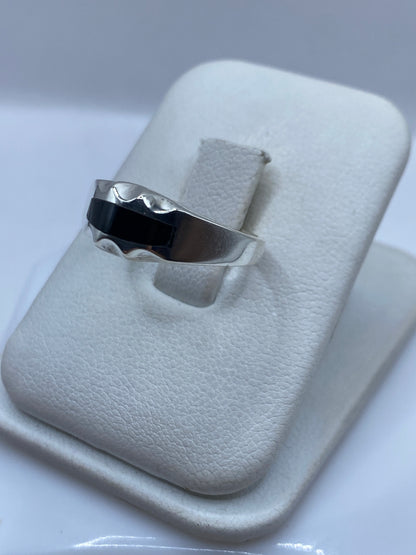 Detalle de la piedra de ónix negro con brillo profundo engastada en plata .925