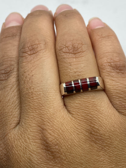 Anillo sobre fondo blanco mostrando sello .925 en la banda interior