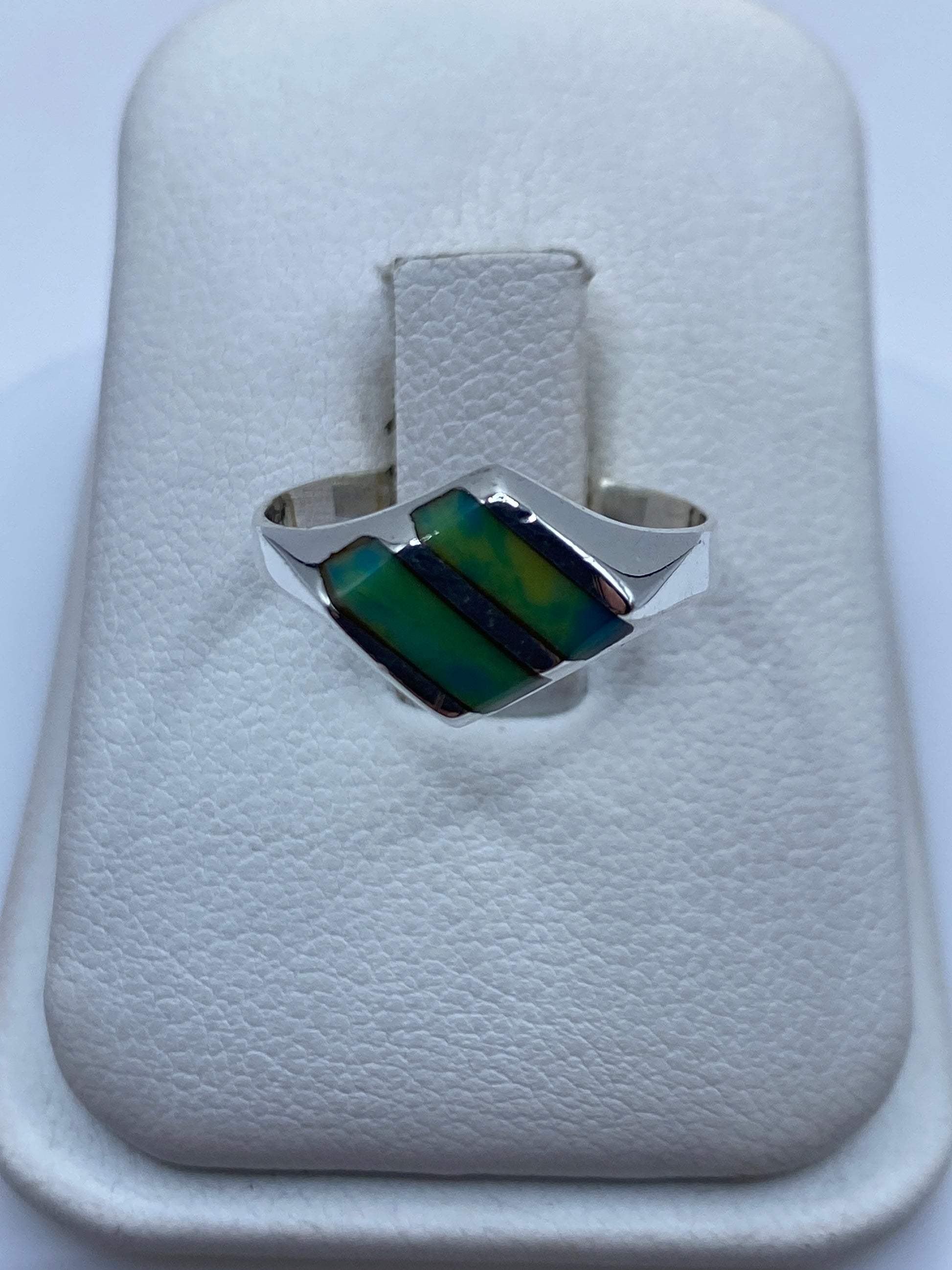 Anillo de plata .925 con piedra natural verde azulada sobre estuche blanco