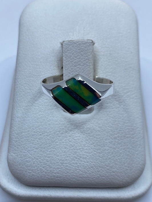 Anillo de plata .925 con piedra natural verde azulada sobre estuche blanco