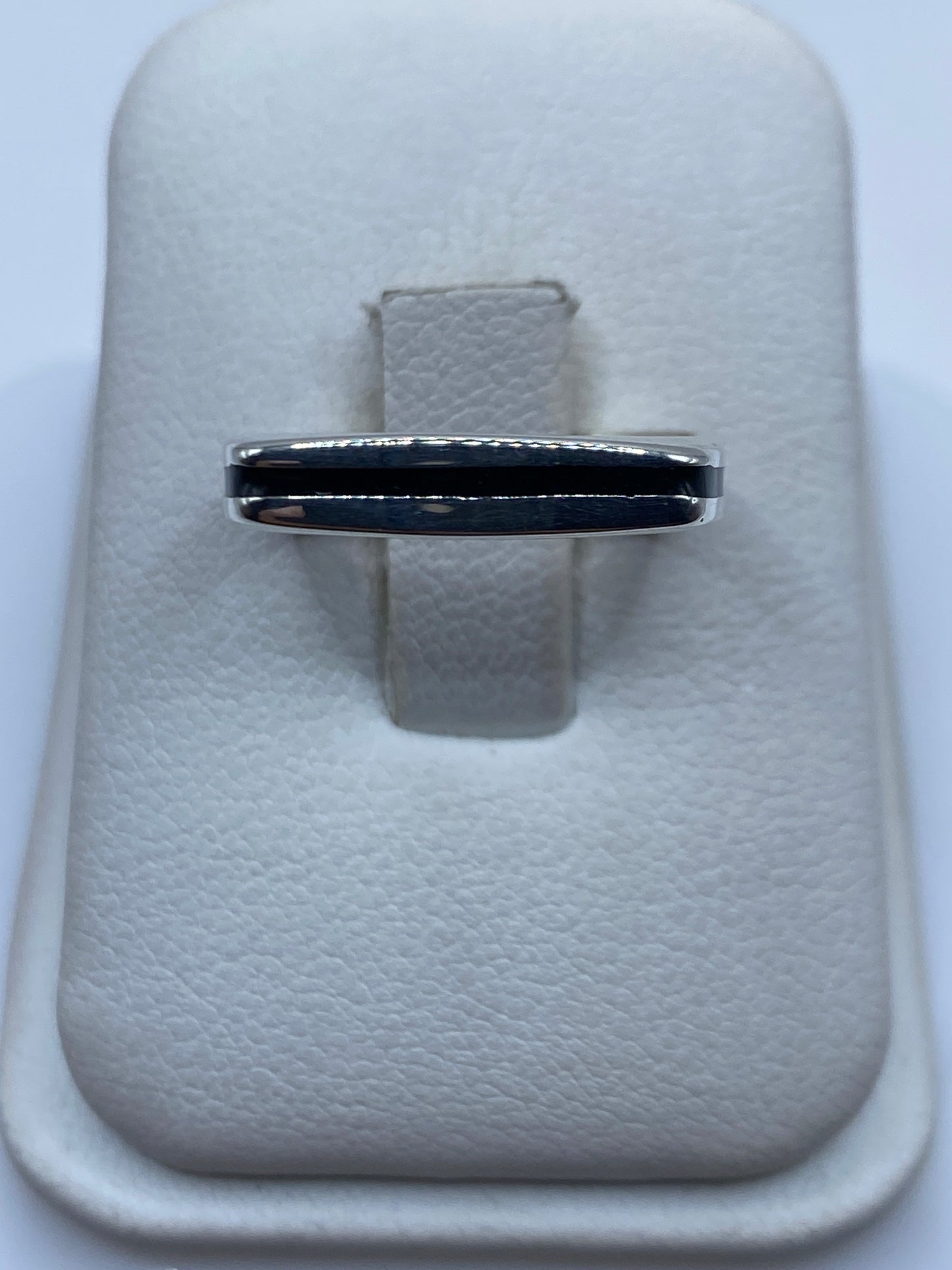 Anillo de plata .925 con ónix negro pulido, diseño minimalista sobre estuche blanco
