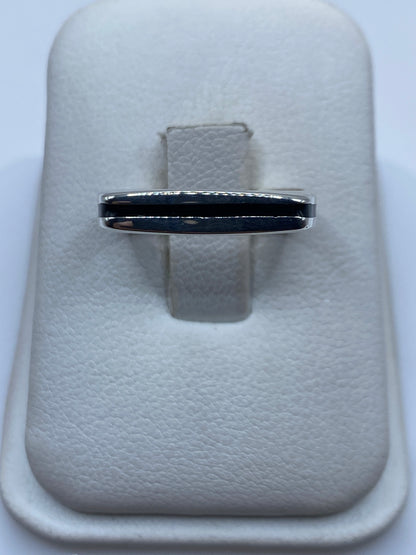 Anillo de plata .925 con ónix negro pulido, diseño minimalista sobre estuche blanco