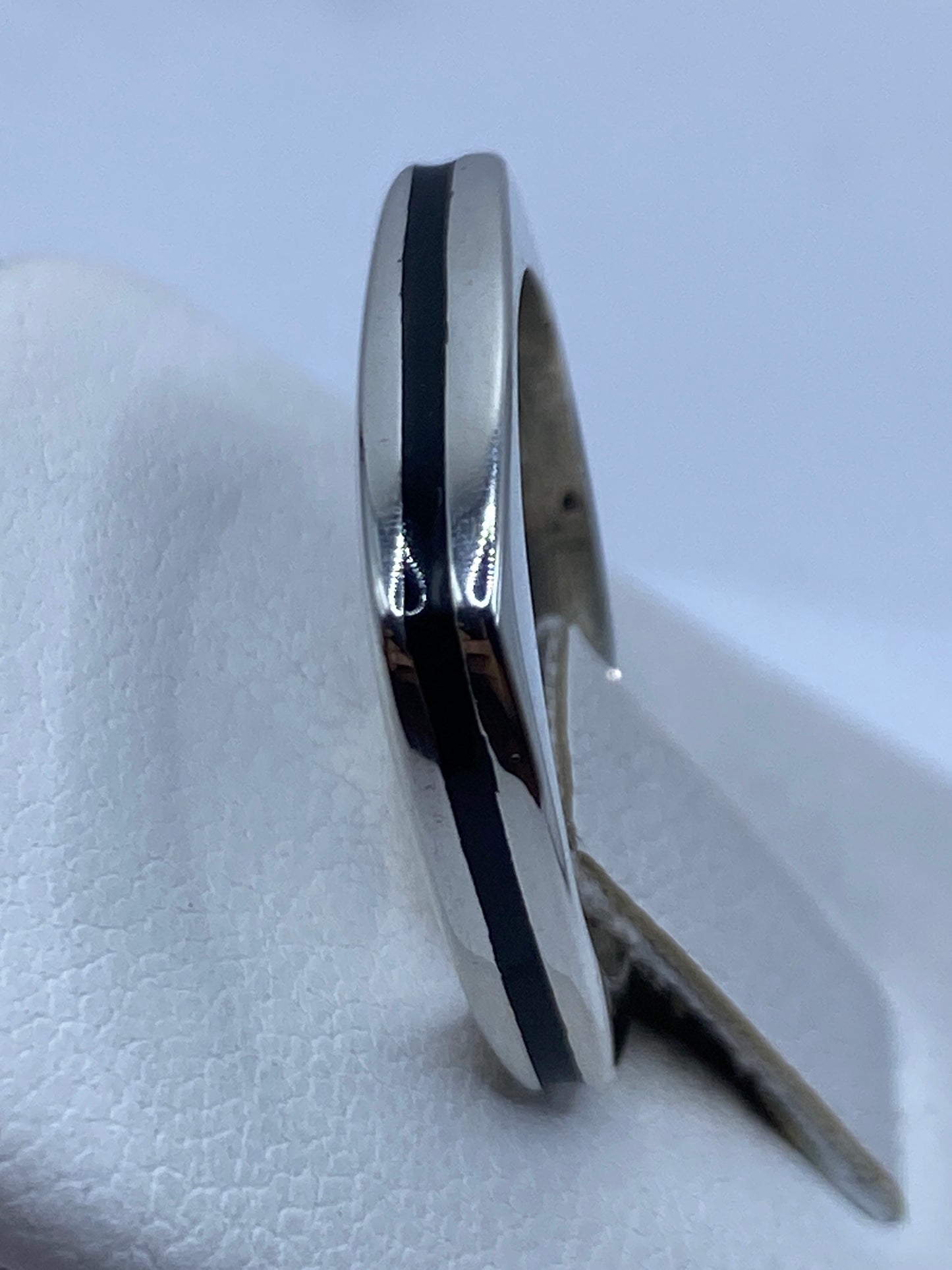 Anillo ónix puesto en la mano, demostrando su acabado satinado y profundidad de color