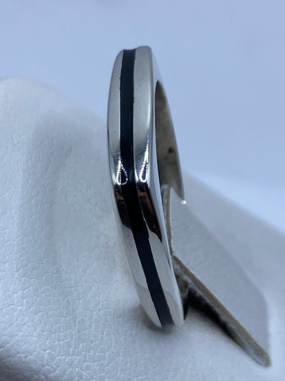 Anillo ónix puesto en la mano, demostrando su acabado satinado y profundidad de color