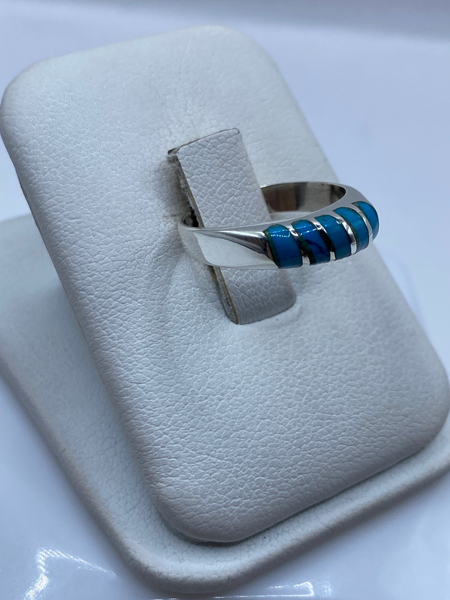 Detalle frontal del anillo minimalista con piedra azul engastada