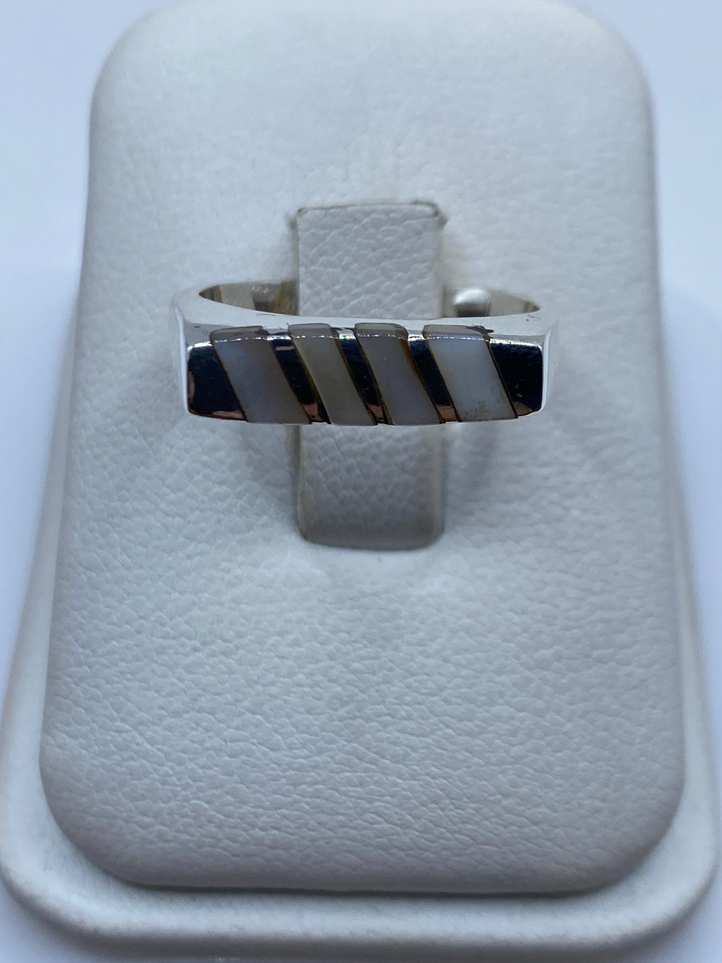 Anillo de plata .925 con perla blanca en frente geométrico de rayas espejo