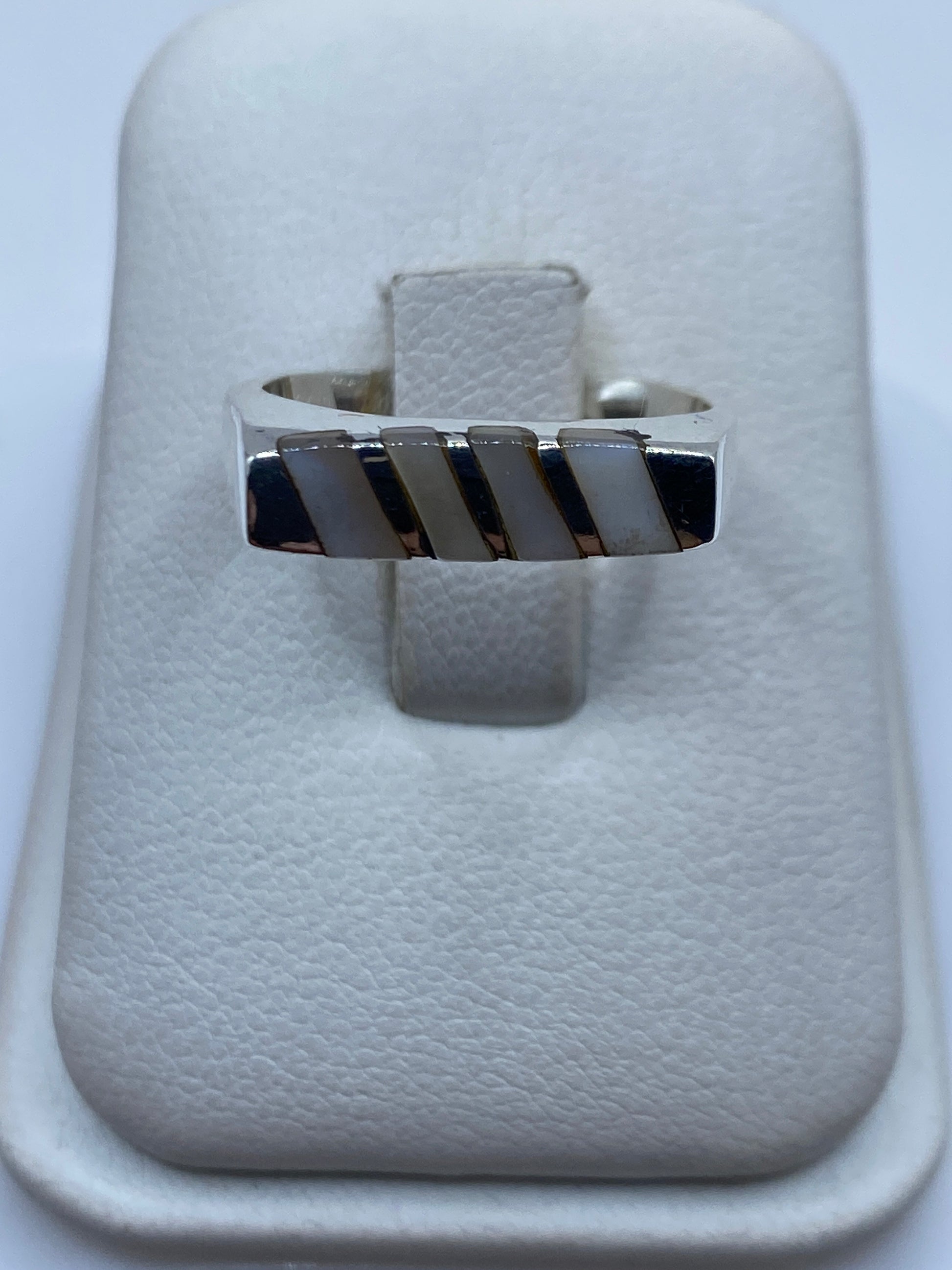 Anillo de plata .925 con perla blanca en frente geométrico de rayas espejo