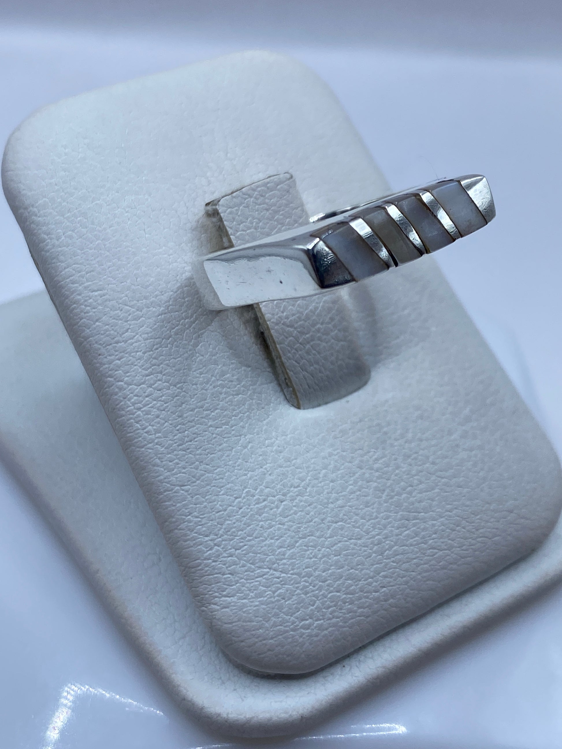 Vista lateral del anillo minimalista con perla natural en mano