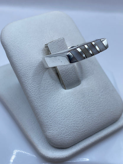 Vista lateral del anillo minimalista con perla natural en mano