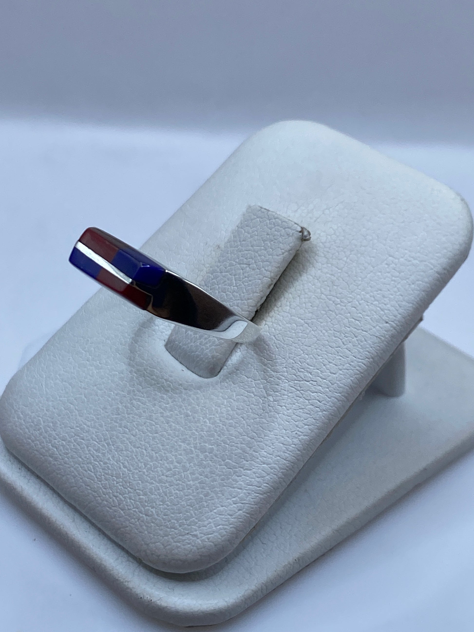 Vista frontal del anillo minimalista con piedra roja engastada en plata .925