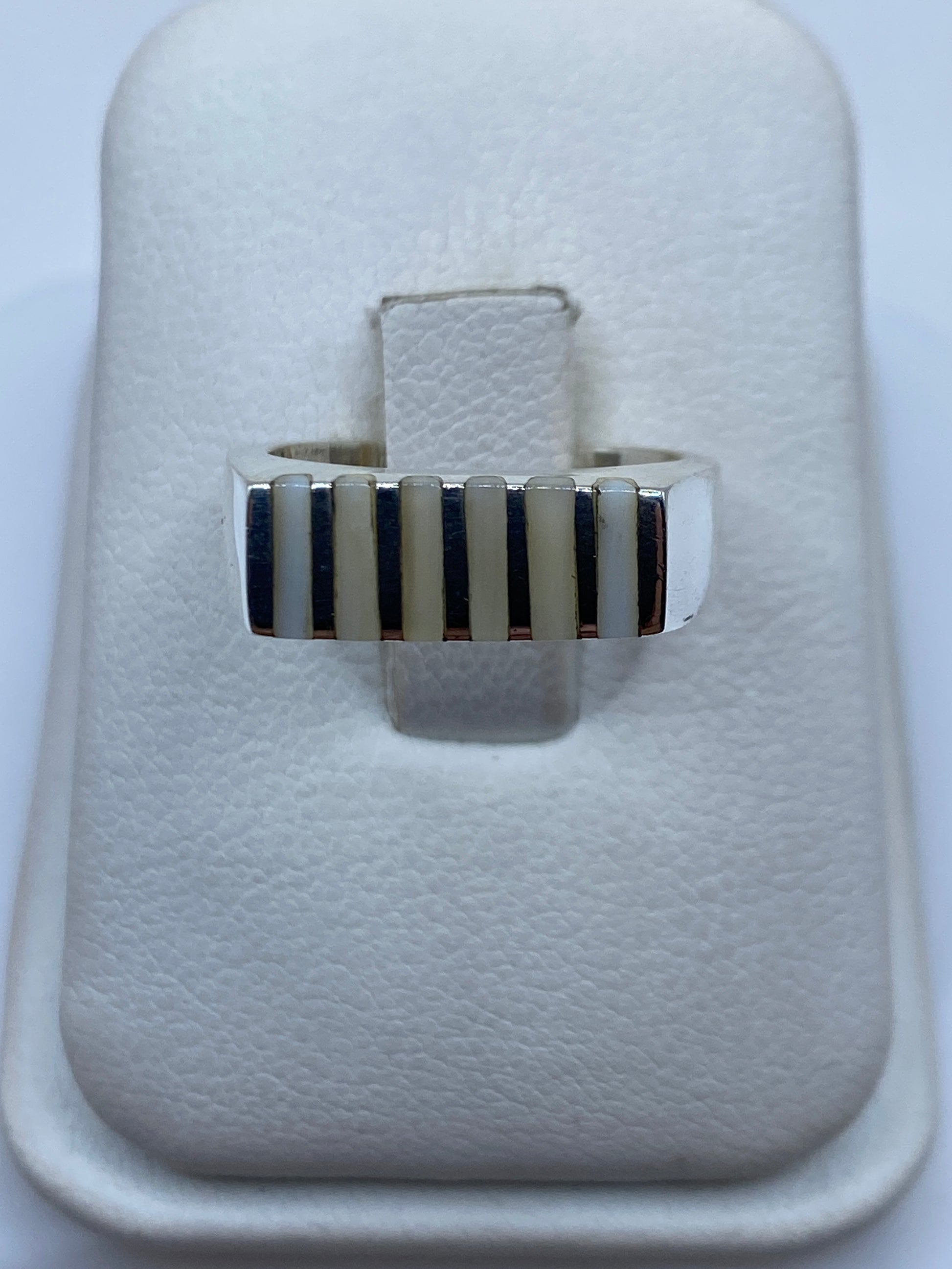Anillo de plata con perla blanca en caja de presentación de Arte Taxco