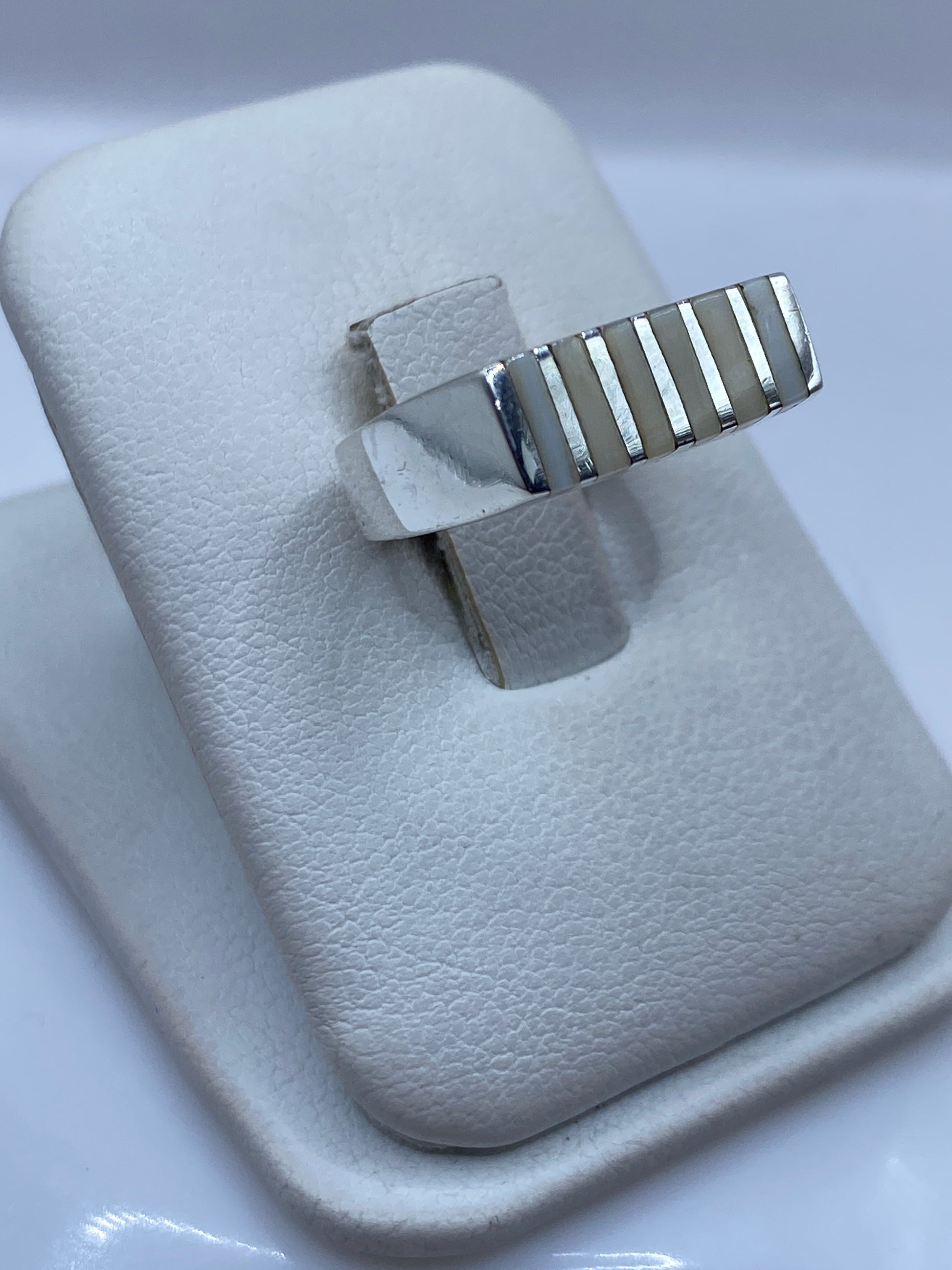 Anillo solitario con perla vista frontal sobre dedo