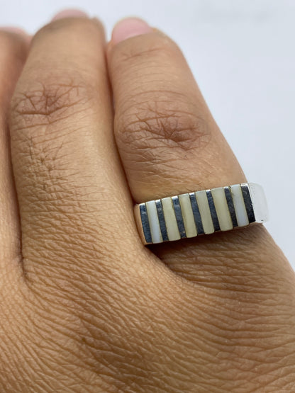 Anillo de perfil mostrando banda estructurada y sello 925