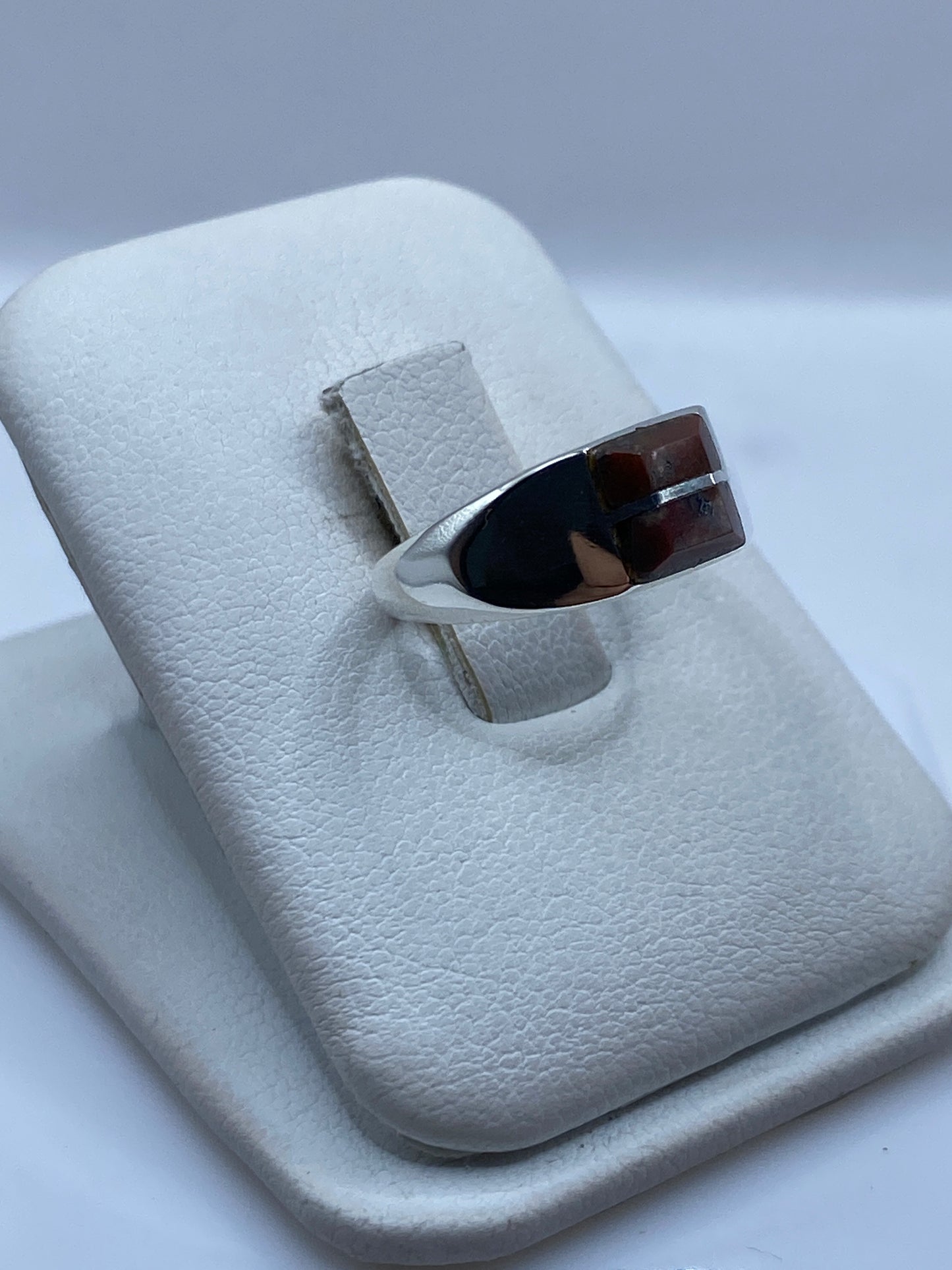 Vista frontal del anillo solitario minimalista con engaste de onix pulido