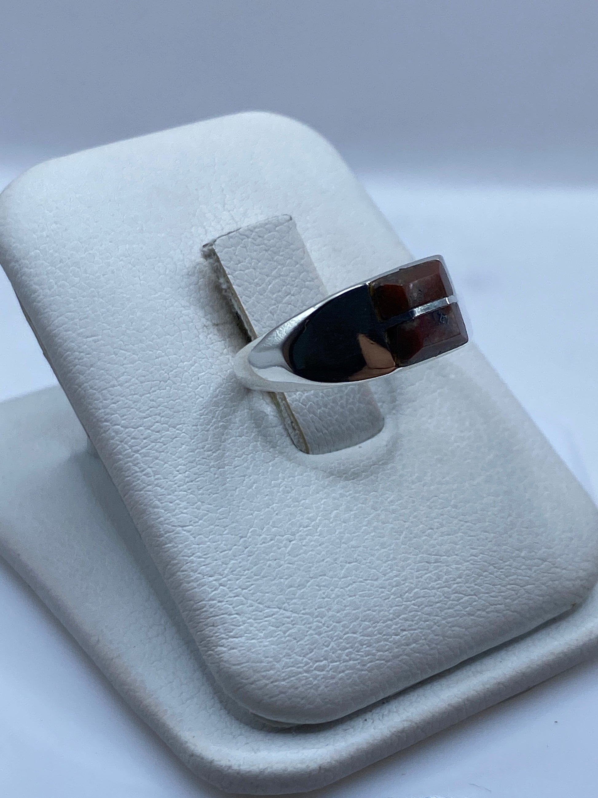 Vista frontal del anillo solitario minimalista con engaste de onix pulido