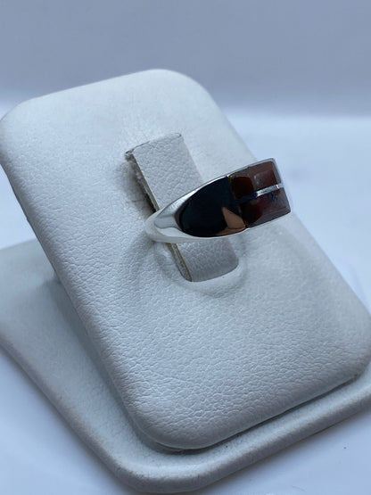 Vista frontal del anillo solitario minimalista con engaste de onix pulido