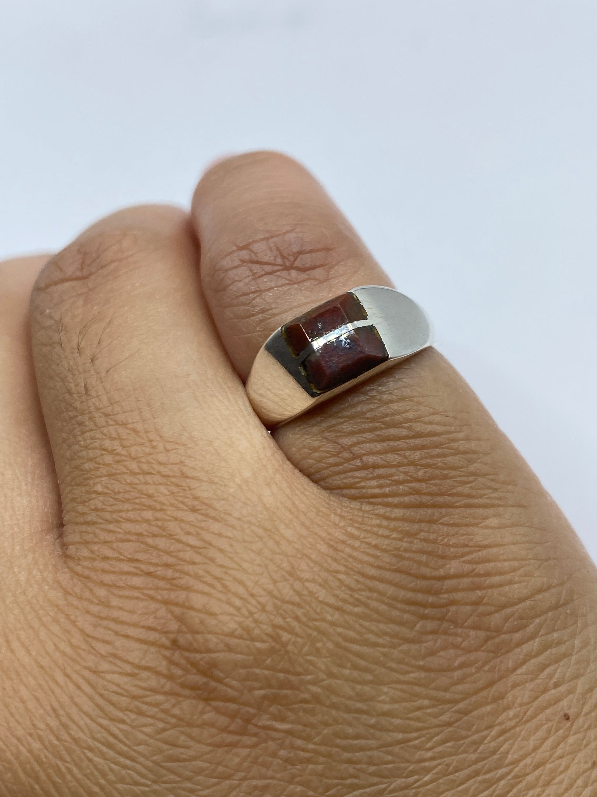 Anillo sobre fondo gris mostrando el sello 925 en la banda interior