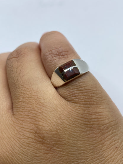 Anillo sobre fondo gris mostrando el sello 925 en la banda interior