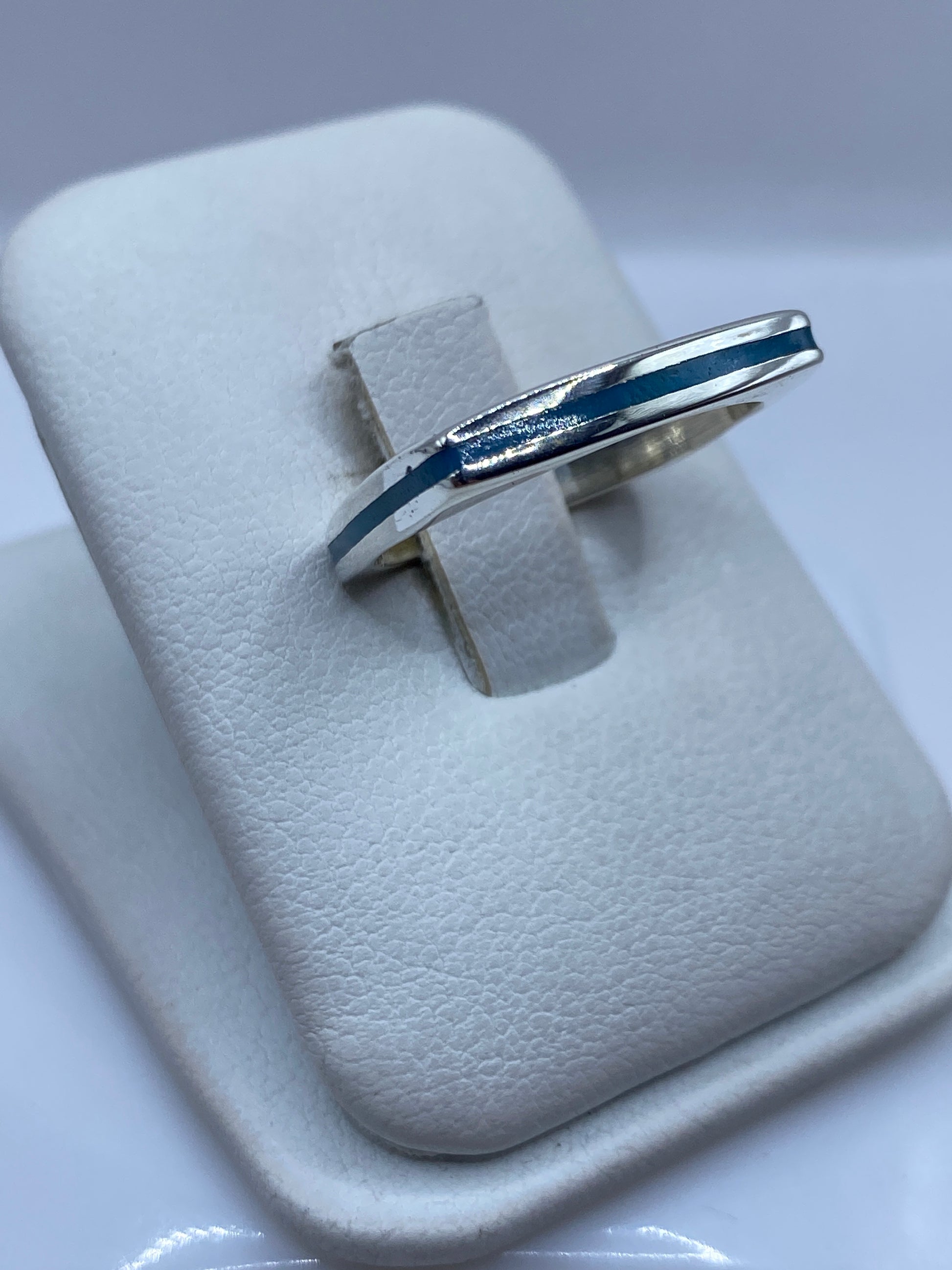 Vista frontal del anillo banda de plata .925 con incrustación azul