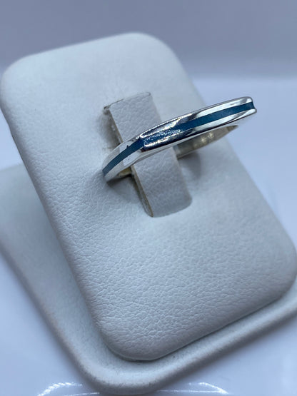 Vista frontal del anillo banda de plata .925 con incrustación azul