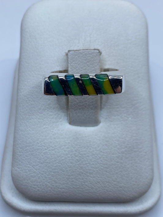 Anillo de plata banda geométrica moderna con piedra engastada en la mano