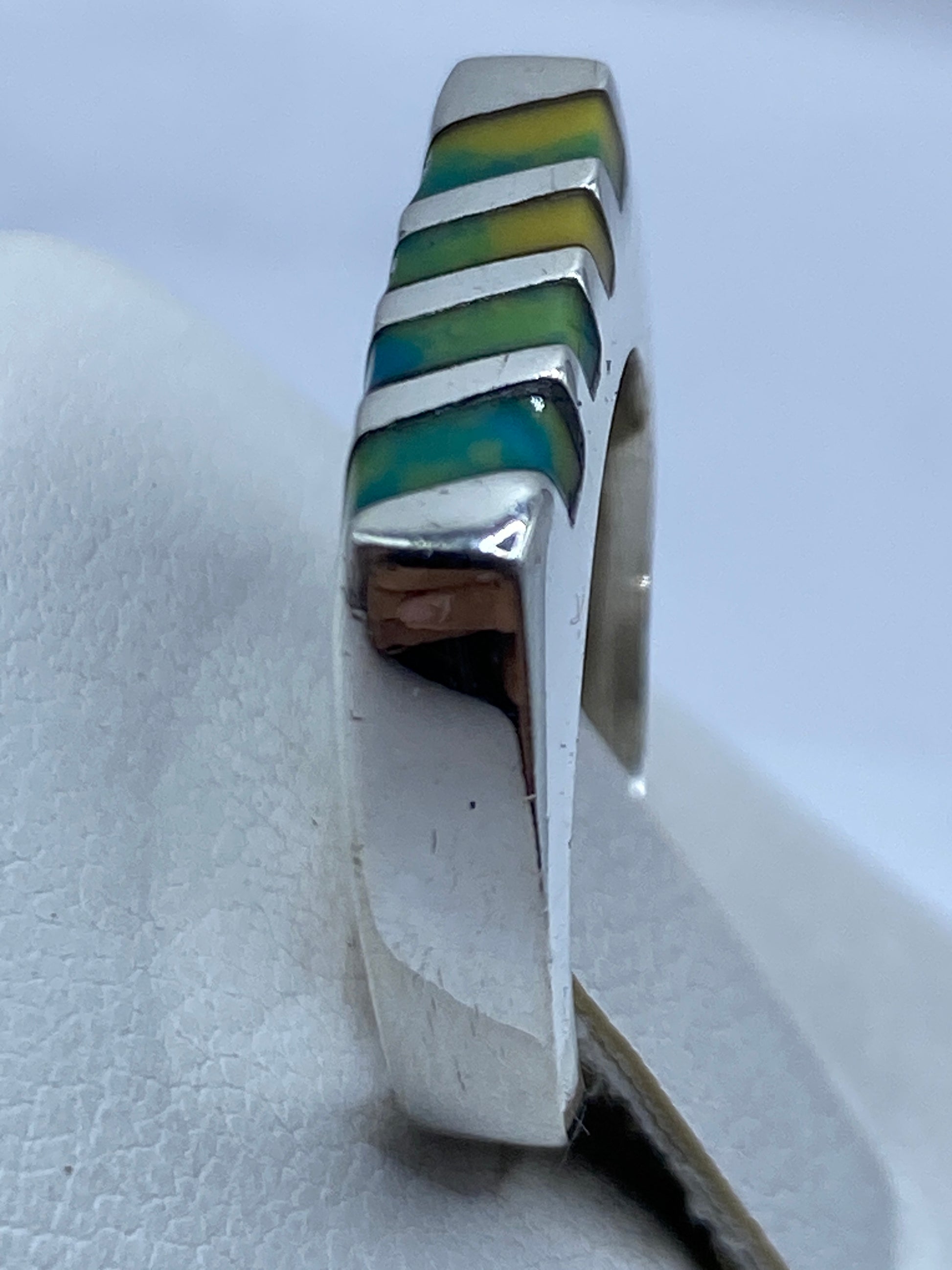 Anillo sobre fondo gris puro destacando líneas arquitectónicas