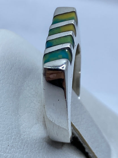 Anillo sobre fondo gris puro destacando líneas arquitectónicas