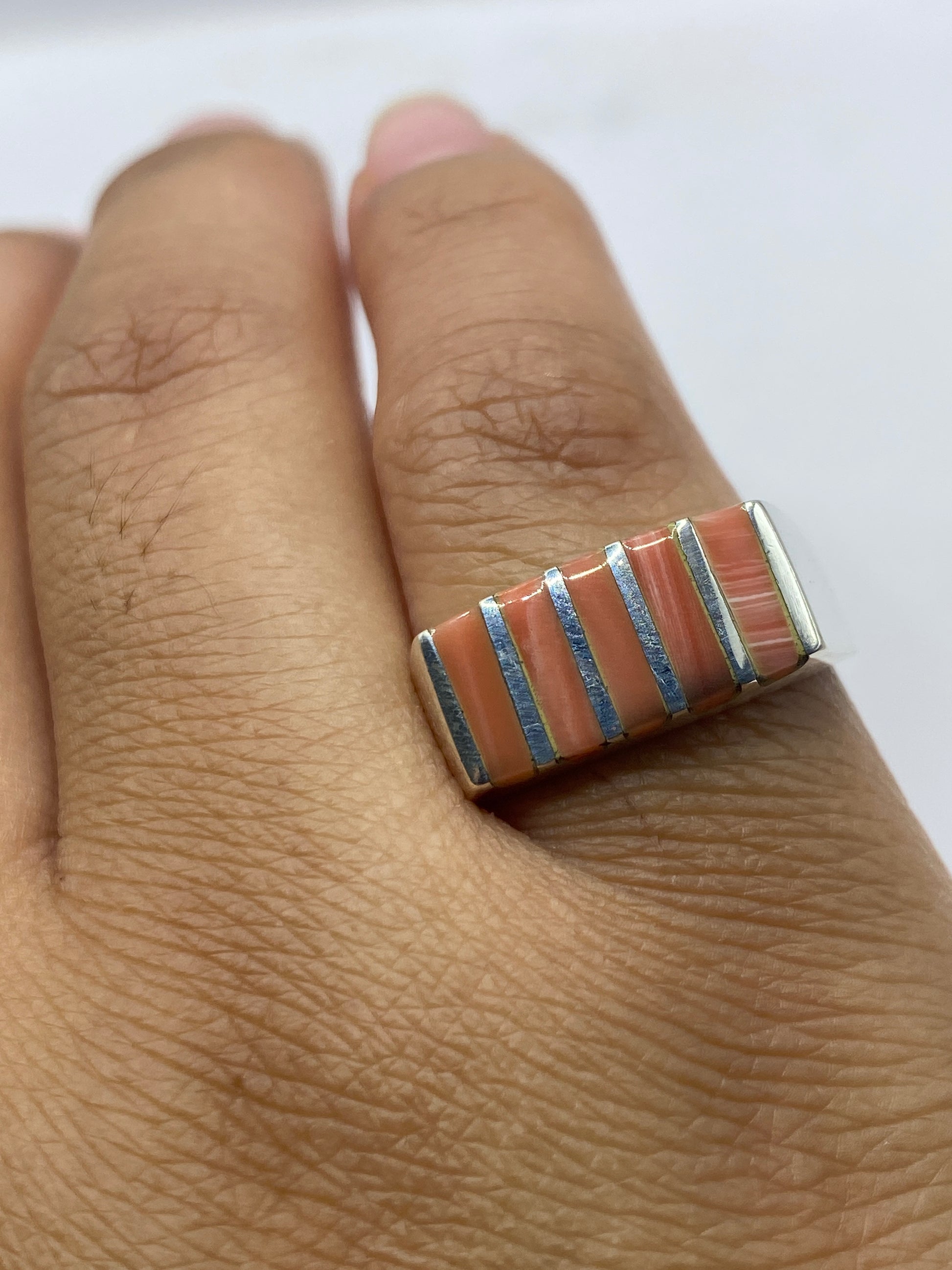 Anillo unisex sobre mano mostrando presencia y peso de 8.3 gramos