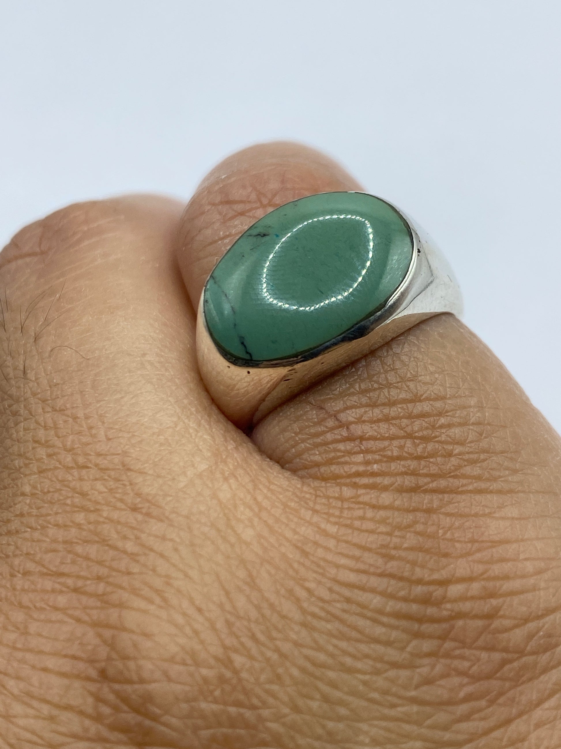 Anillo en plata .925 sobre dedo mostrando sello MEXICO y presencia discreta