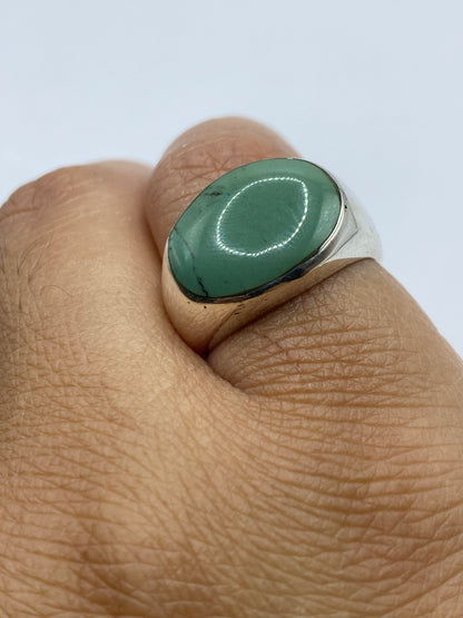 Anillo en plata .925 sobre dedo mostrando sello MEXICO y presencia discreta