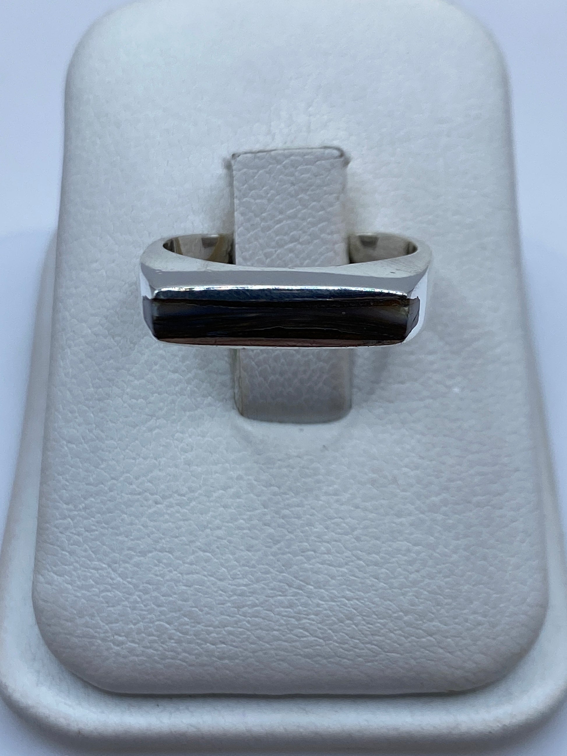 Anillo de plata .925 banda engastada con diseño minimalista en estuche blanco