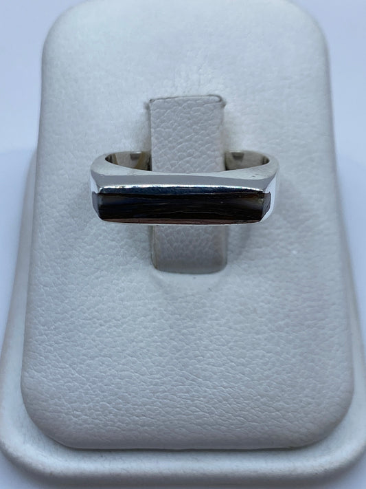 Anillo de plata .925 banda engastada con diseño minimalista en estuche blanco