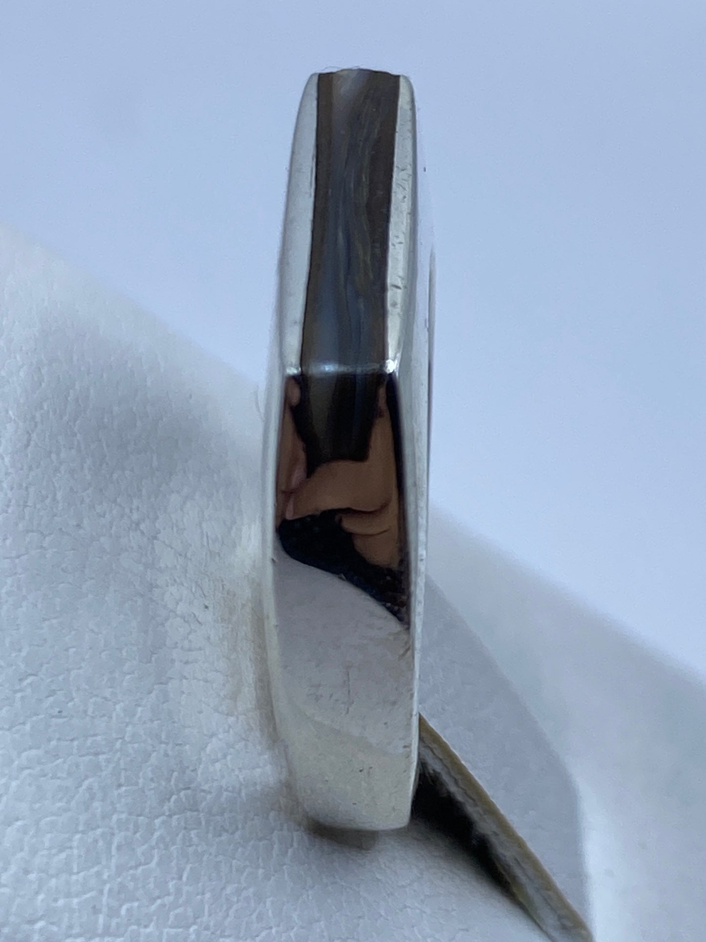 Anillo de plata sobre dedo mostrando el acabado pulido y presencia elegante