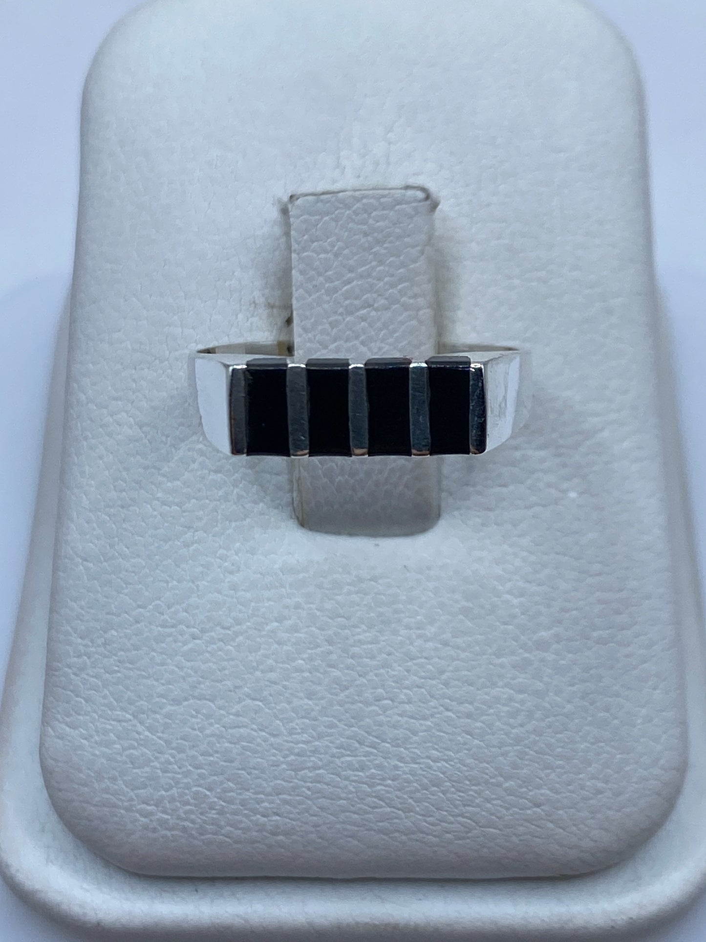 Anillo de plata .925 con ónix negro en diseño geométrico moderno