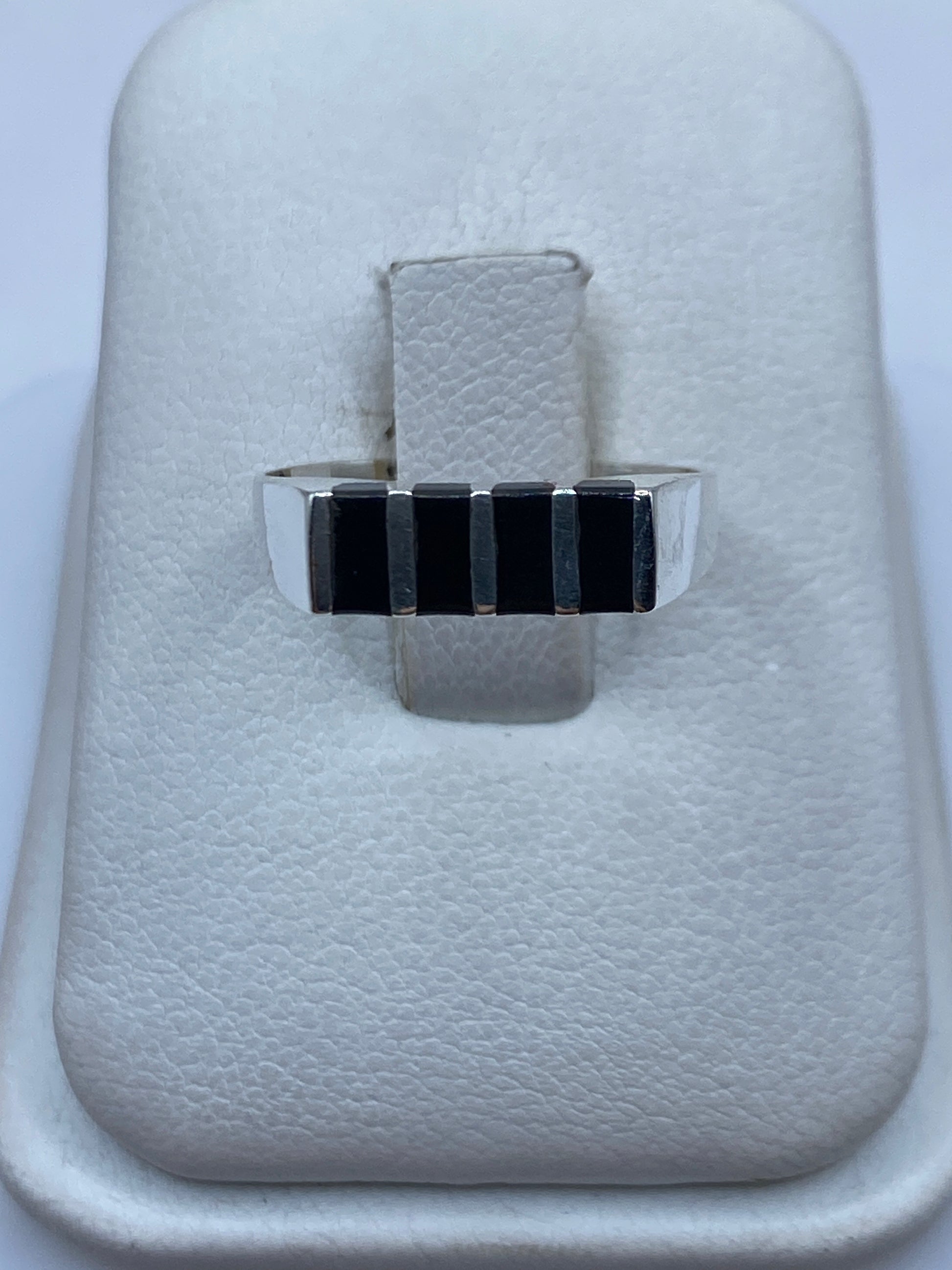 Anillo de plata .925 con ónix negro en diseño geométrico moderno
