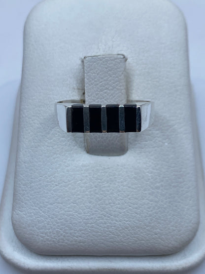 Anillo de plata .925 con ónix negro en diseño geométrico moderno