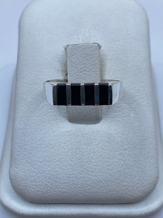 Anillo de plata .925 con ónix negro en diseño geométrico moderno