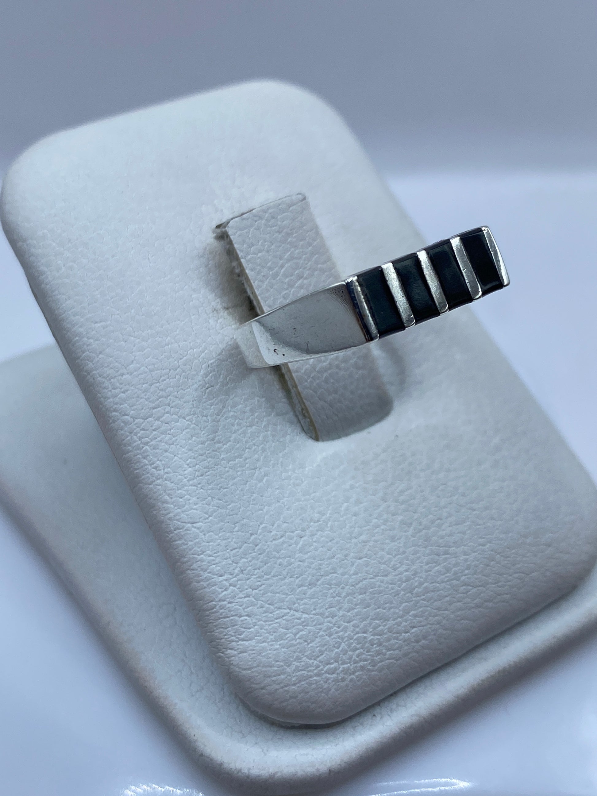 Vista frontal del anillo minimalista de plata y ónix negro en talla 6