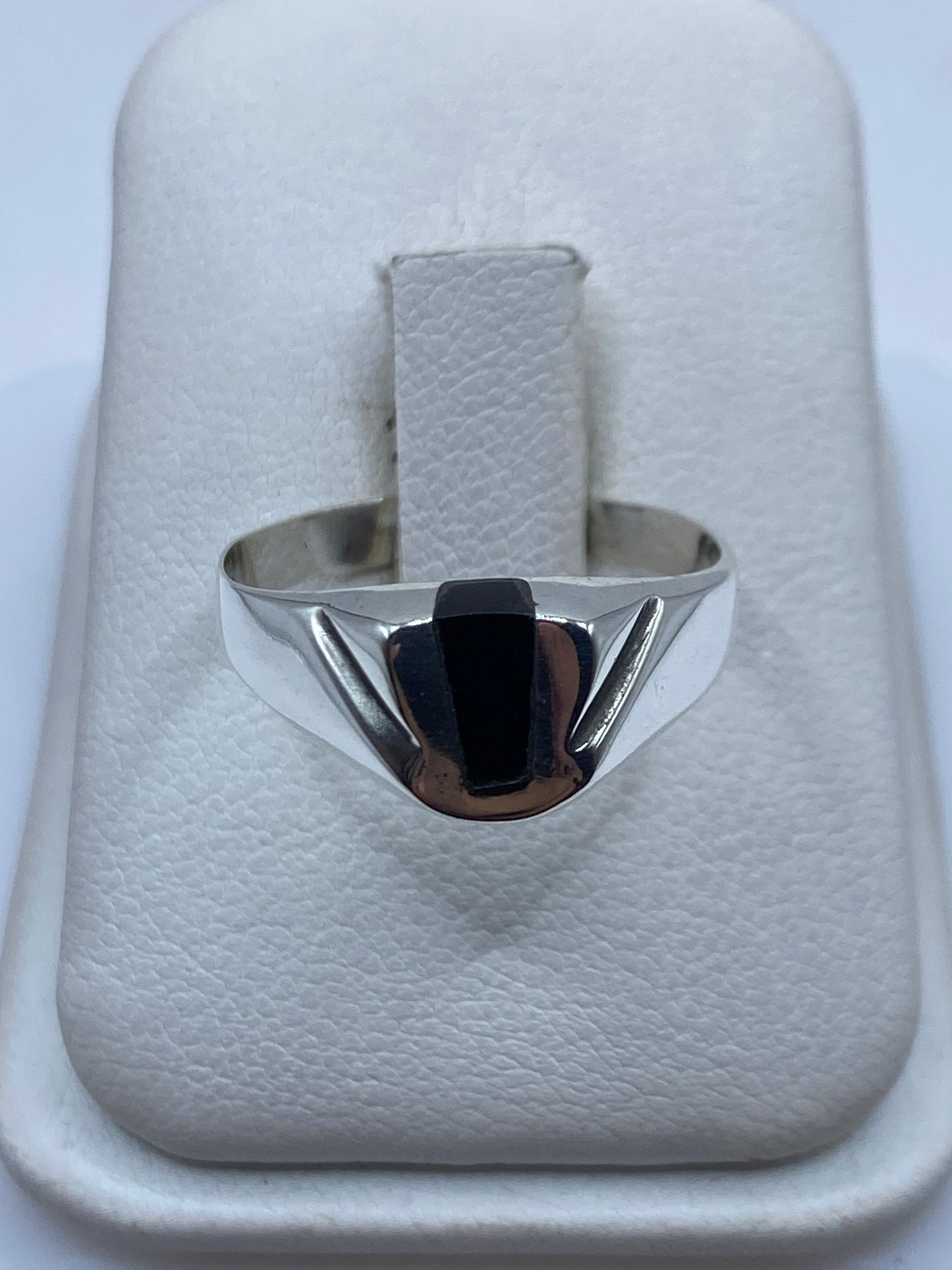 Anillo de plata .925 con ónix negro solitario, vista frontal en estuche blanco