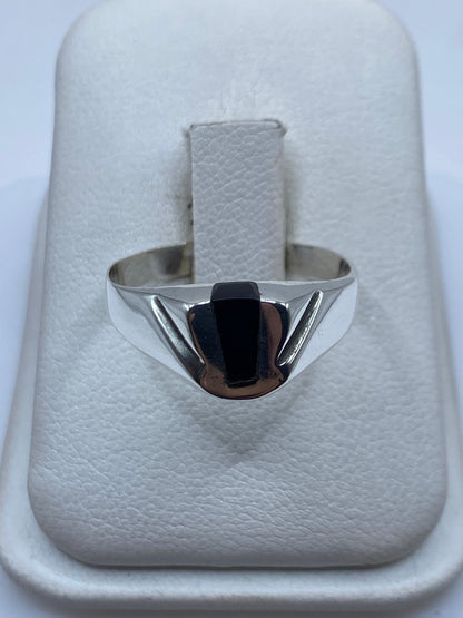 Anillo de plata .925 con ónix negro solitario, vista frontal en estuche blanco
