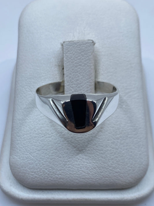 Anillo de plata .925 con ónix negro solitario, vista frontal en estuche blanco