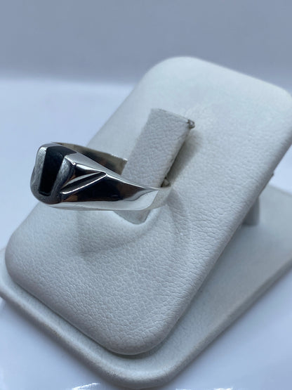 Anillo ónix negro en plata, vista lateral mostrando el perfil del engaste