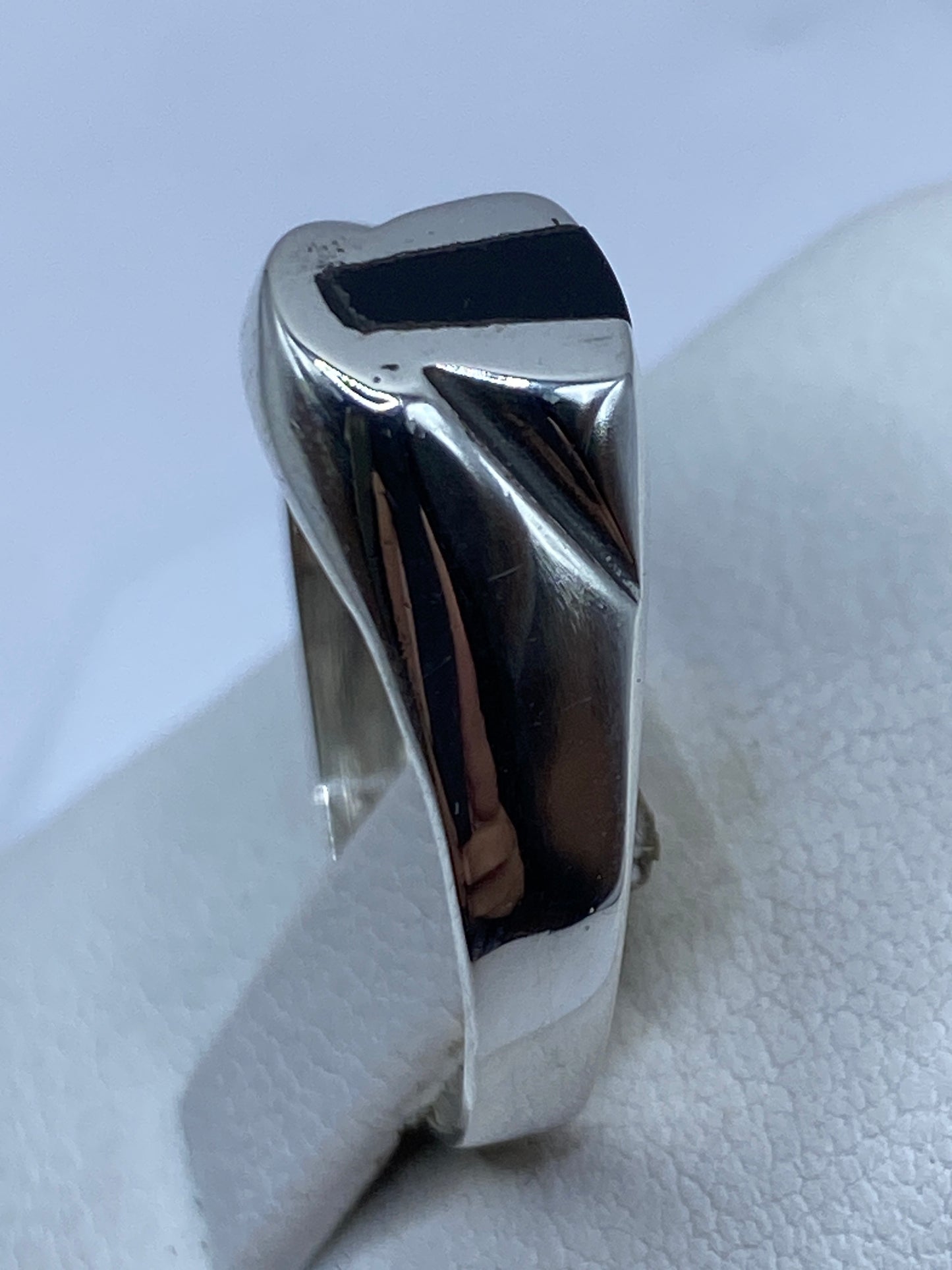 Detalle de cerca del ónix negro genuino en anillo de plata Taxco